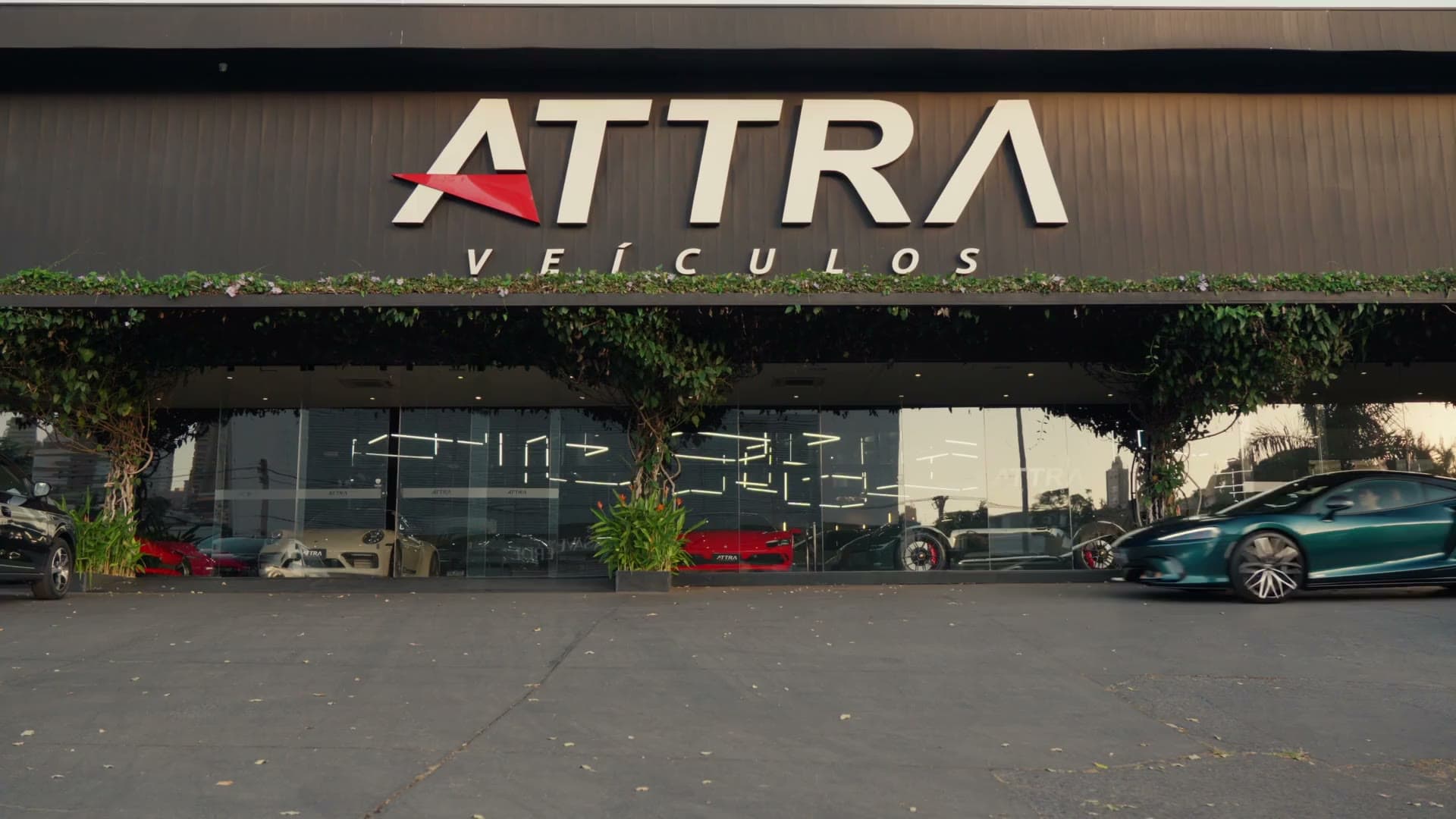 Fachada da Attra Veículos em Uberlândia