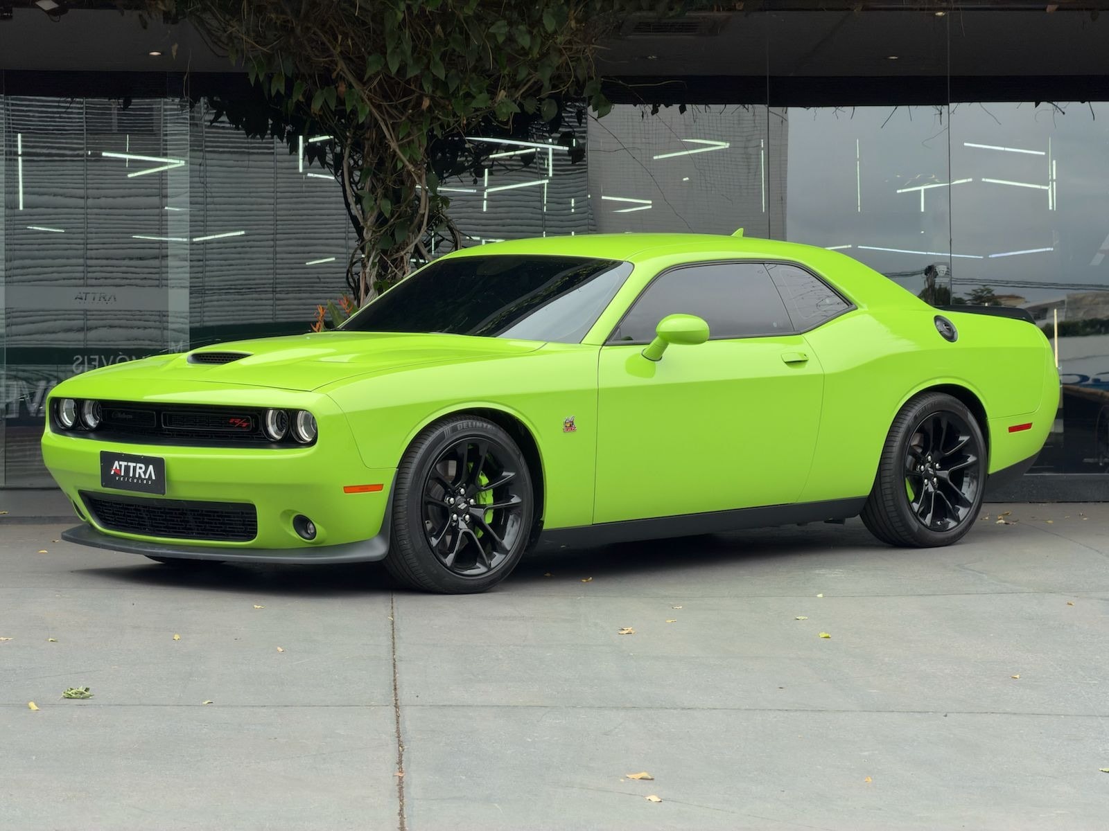 Dodge Challenger 2023, foto 1 de 20 do veículo em estoque na Attra Veículos