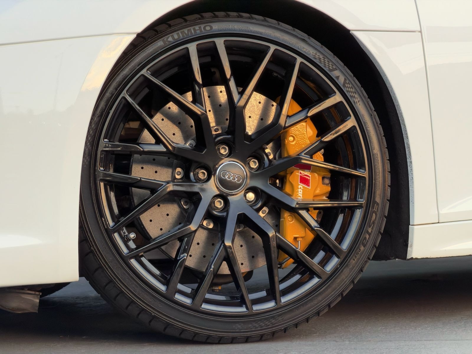 Audi R8 2018 — foto 2 de 20 do veículo em estoque na Attra Veículos
