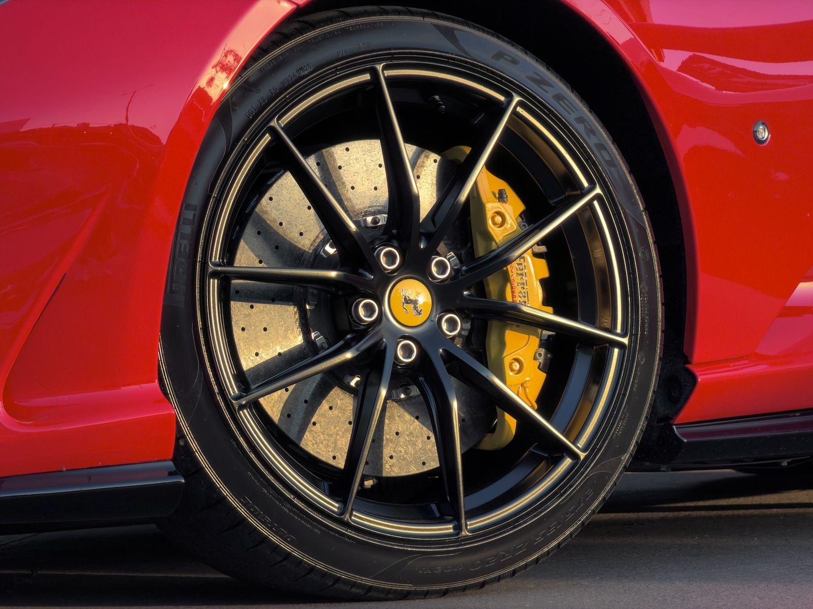 Ferrari 812 2024 — foto 2 de 19 do veículo em estoque na Attra Veículos