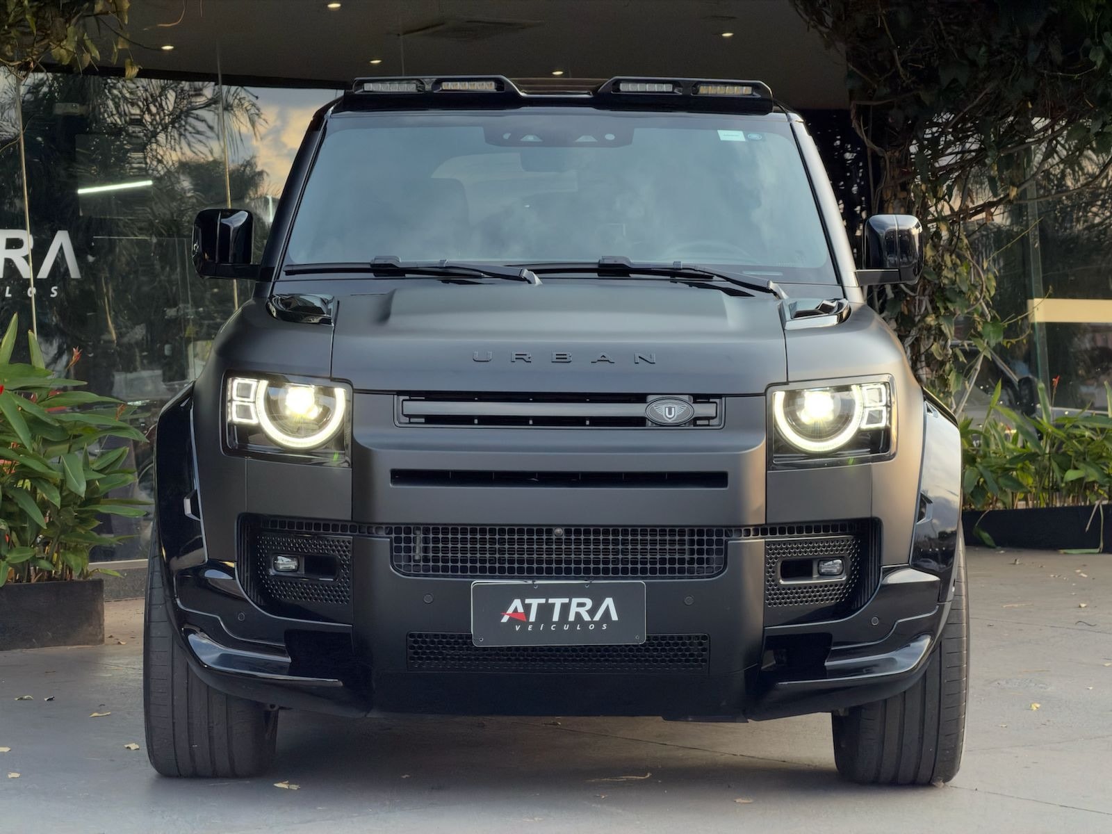 Land Rover Defender 2025 — foto 2 de 20 do veículo em estoque na Attra Veículos