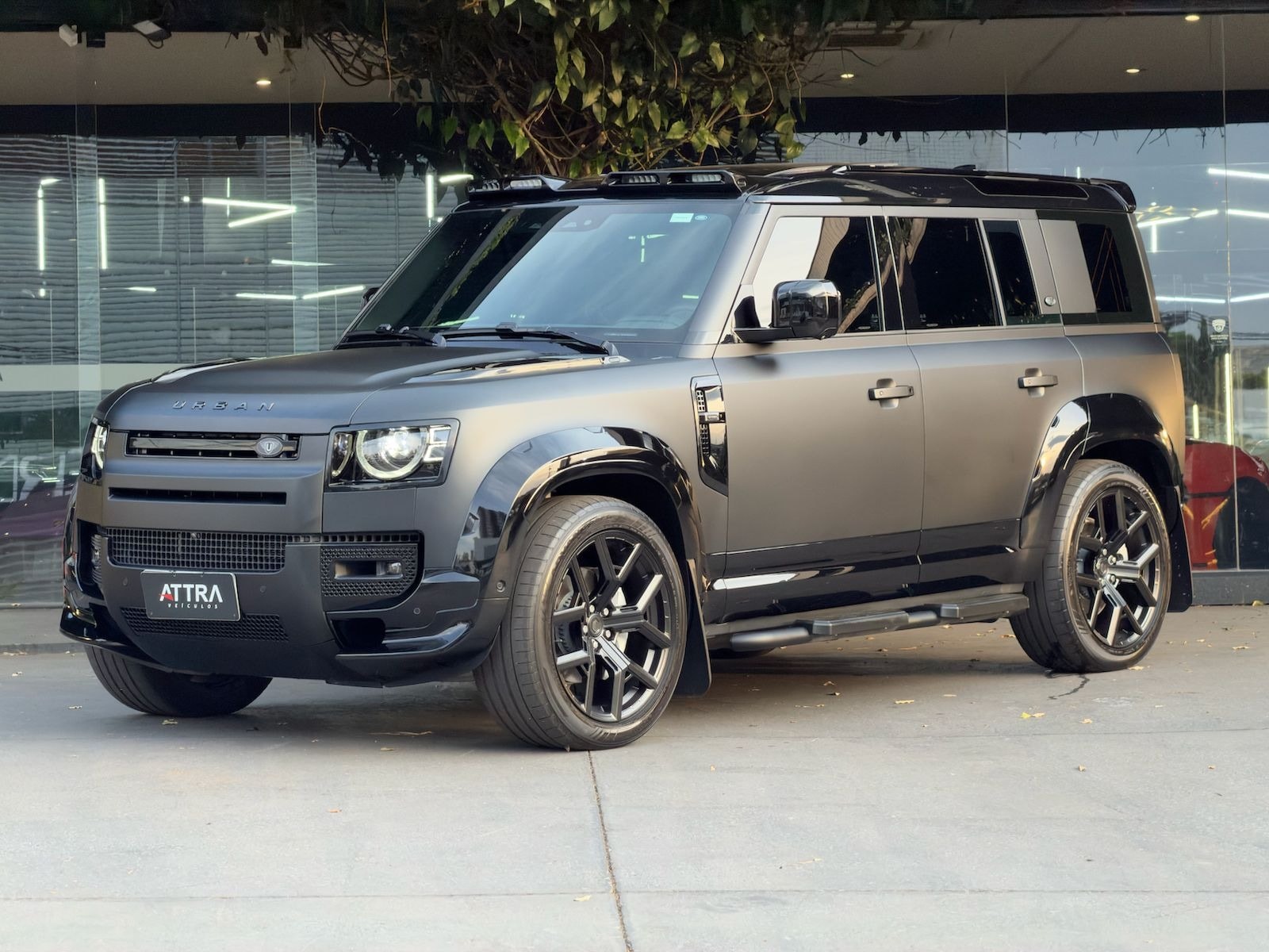 Land Rover Defender 2025 — foto 1 de 20 do veículo em estoque na Attra Veículos