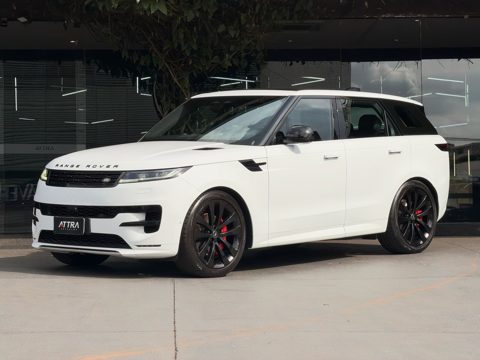 Land Rover Range Rover 2023, foto 1 de 20 do veículo em estoque na Attra Veículos