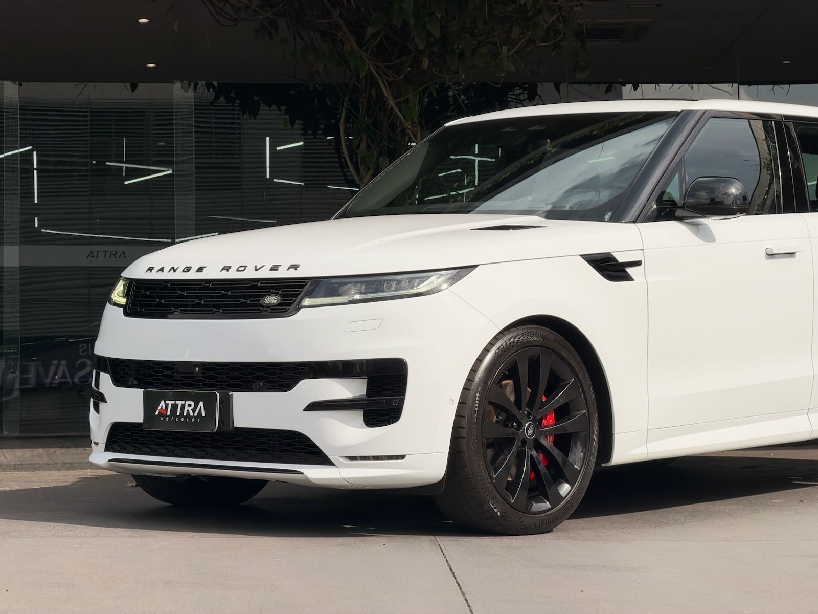 Land Rover Range Rover 2023, foto 2 de 20 do veículo em estoque na Attra Veículos