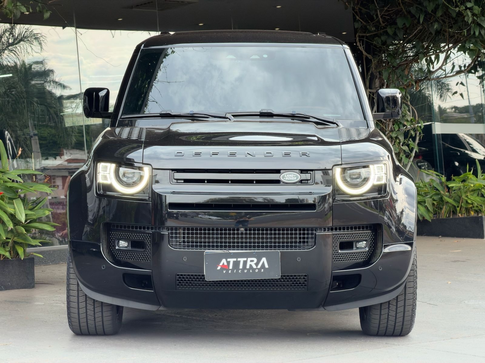 Land Rover Defender 2024, foto 2 de 20 do veículo em estoque na Attra Veículos