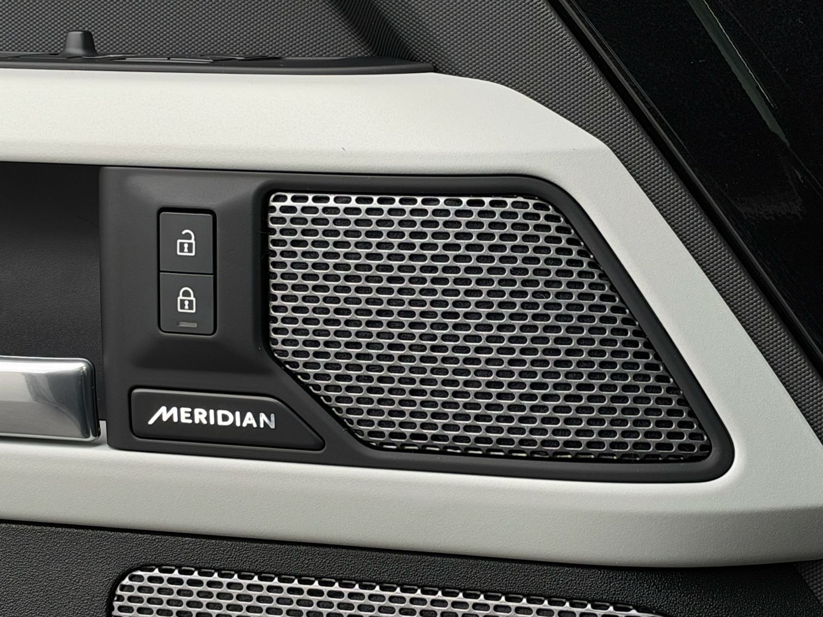 Land Rover Defender 2024, foto 20 de 20 do veículo em estoque na Attra Veículos