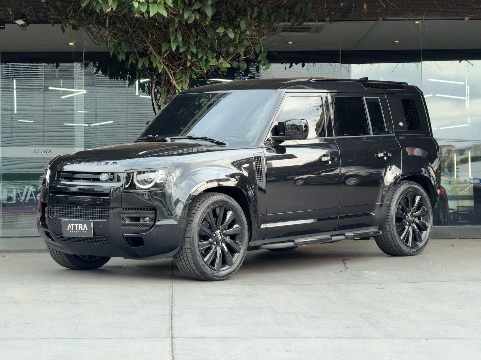 Land Rover Defender 2024, foto 1 de 20 do veículo em estoque na Attra Veículos