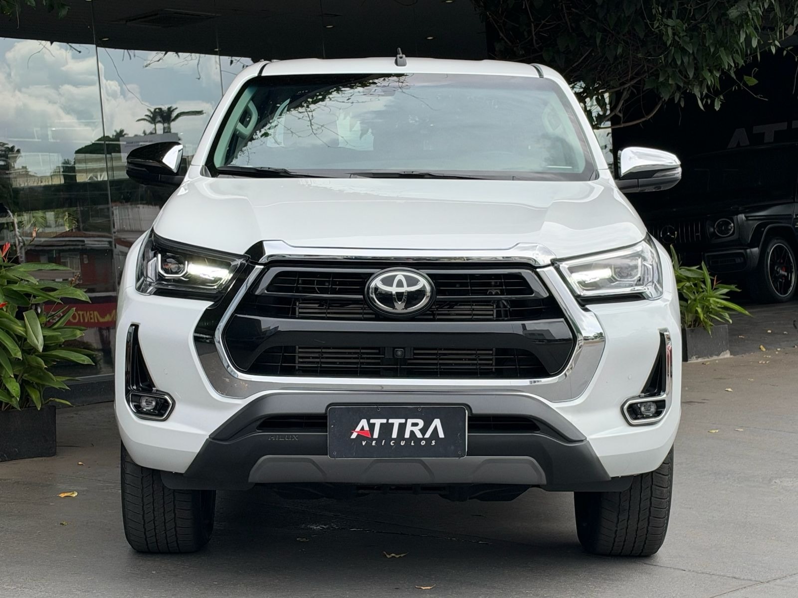 Toyota Hilux 2025, foto 2 de 20 do veículo em estoque na Attra Veículos