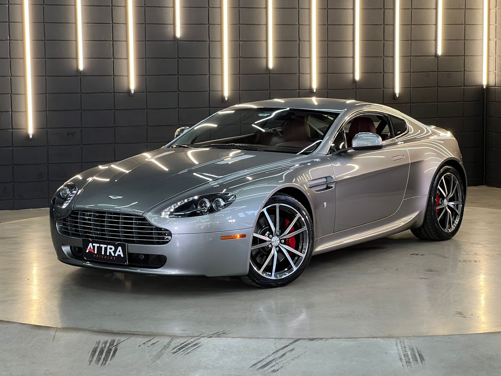 Aston Martin Vantage 2011 - Cor prata, vista lateral frontal