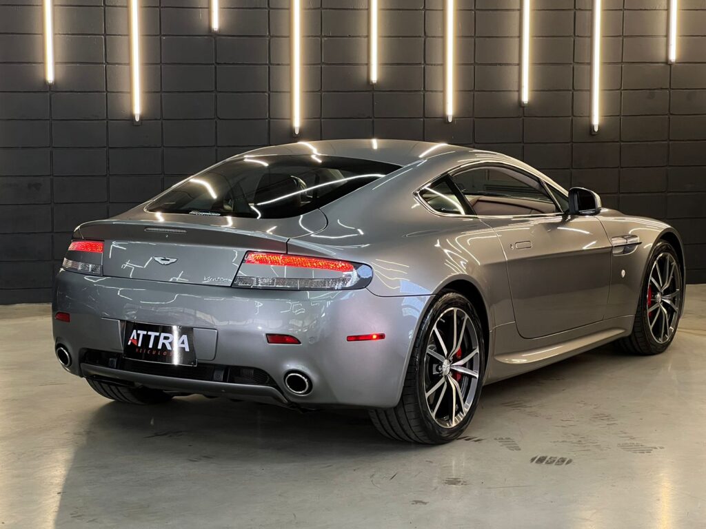 Aston Martin Vantage 2011 - Vista traseira