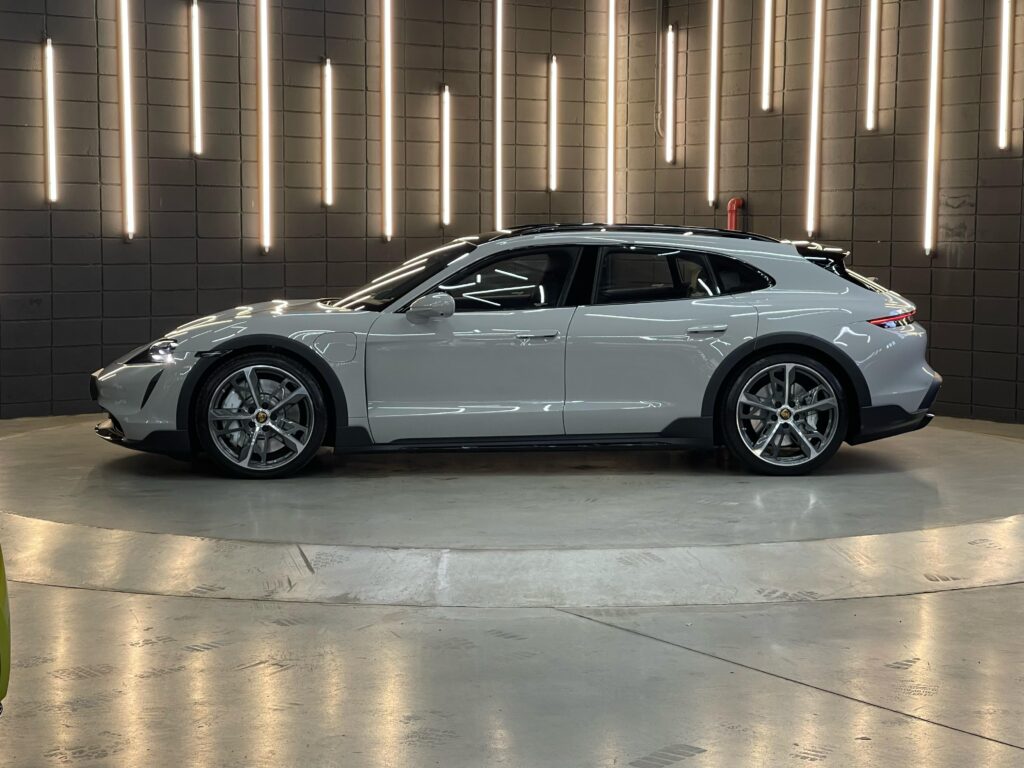Porsche Taycan 4S Cross Turismo 2024, vista lateral