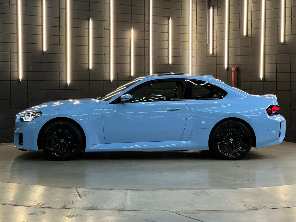 BMW M2 2024 - Vista lateral