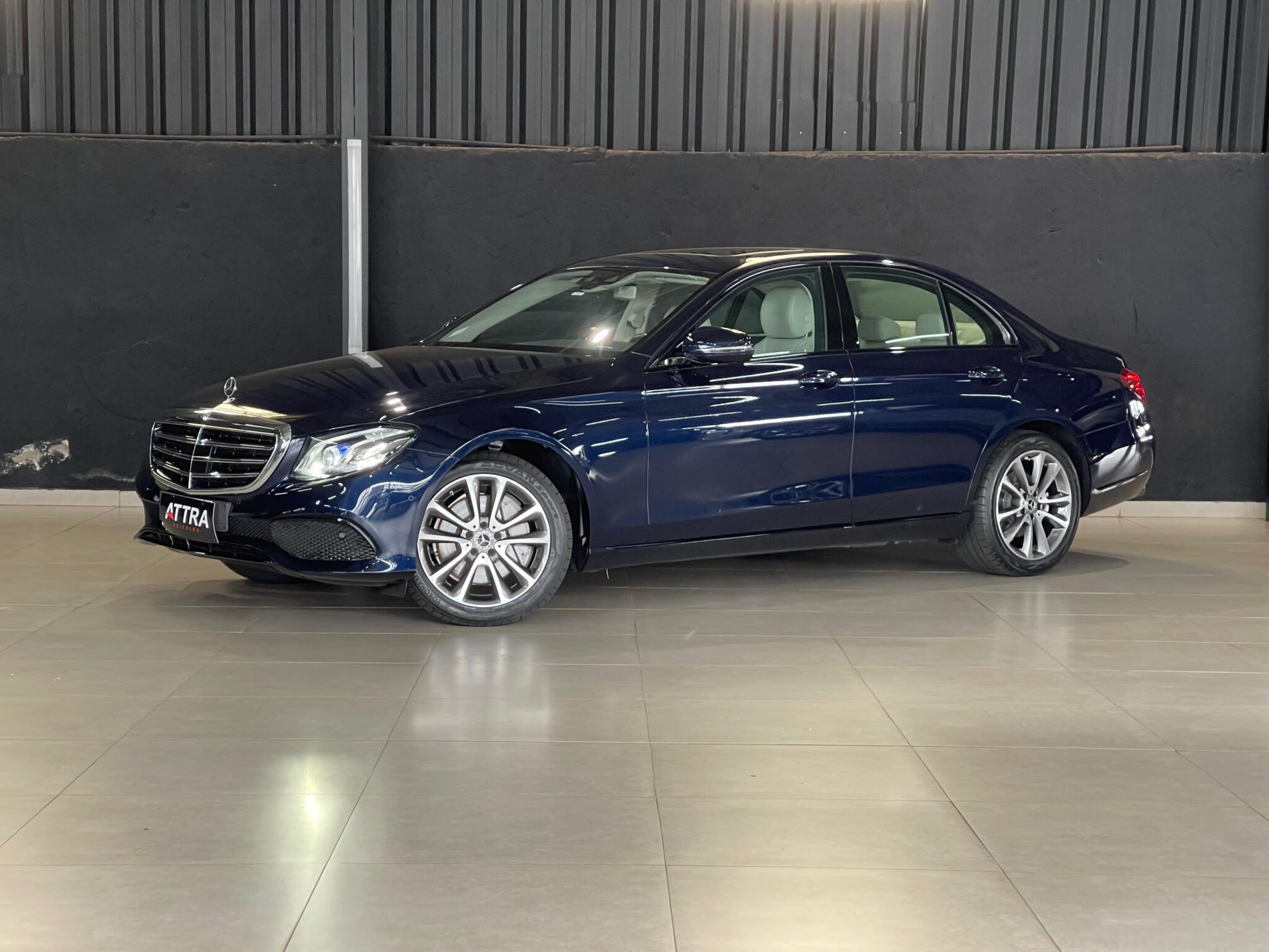 Mercedes-Benz E-300 Exclusive 2019 - Vista lateral