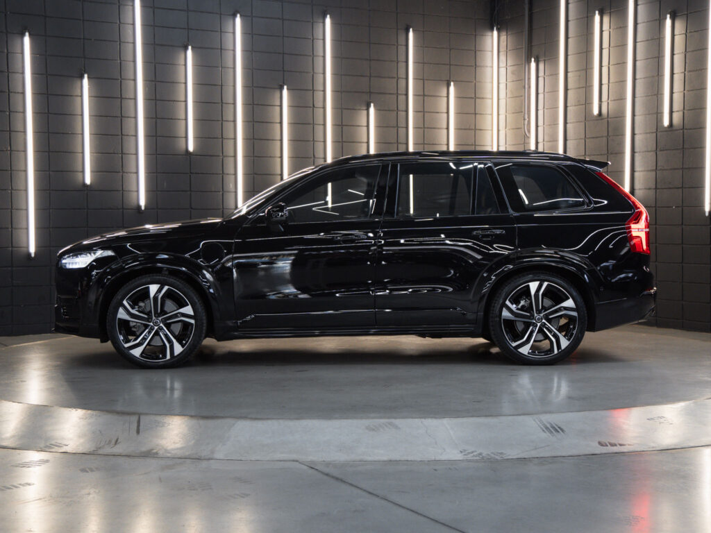 Volvo XC90 T8 Ultimate Dark 2024 - Vista lateral completa