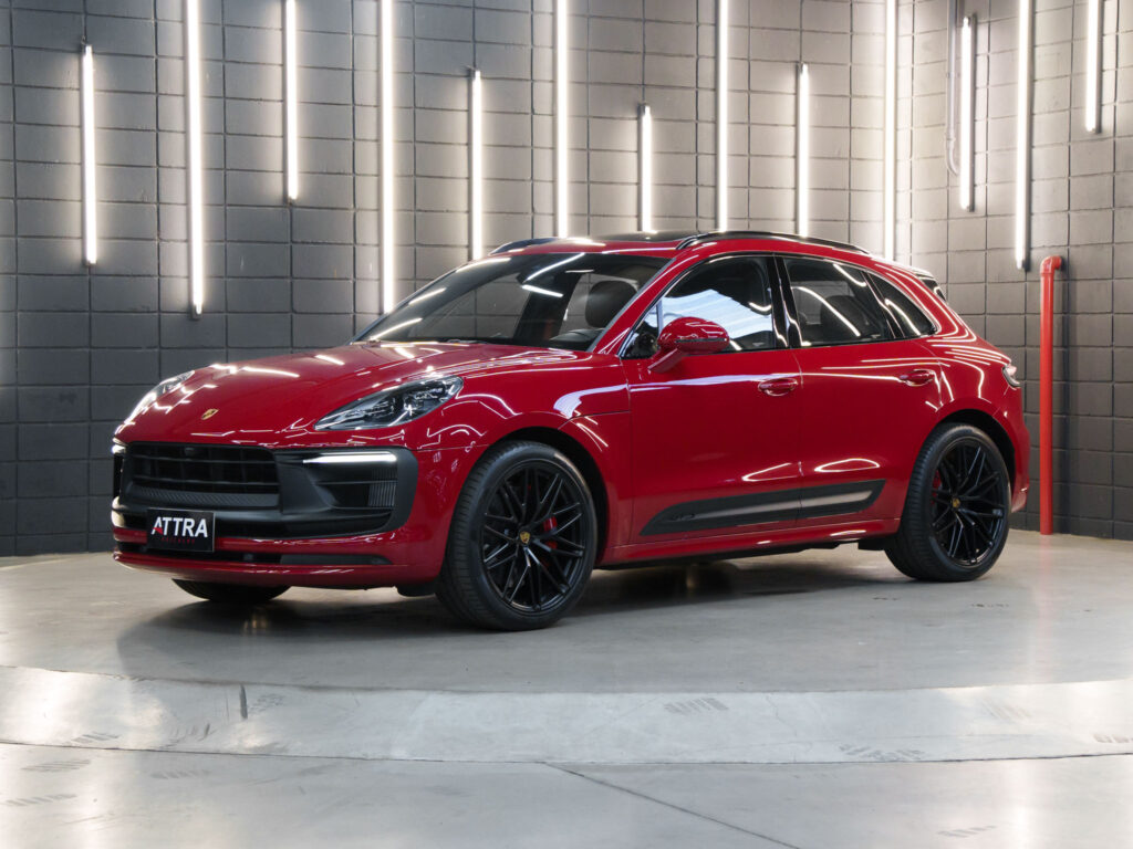 Porsche Macan GTS 2022 Vermelho Carmim vista frontal com detalhes esportivos GTS