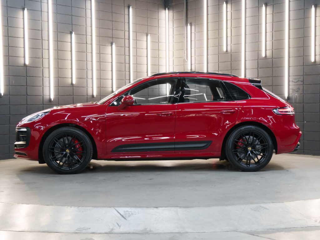 Lateral Porsche Macan GTS 2022 mostrando rodas esportivas e linhas dinâmicas