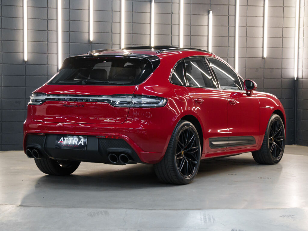 Porsche Macan GTS 2022 vista traseira mostrando escapamento esportivo e spoiler