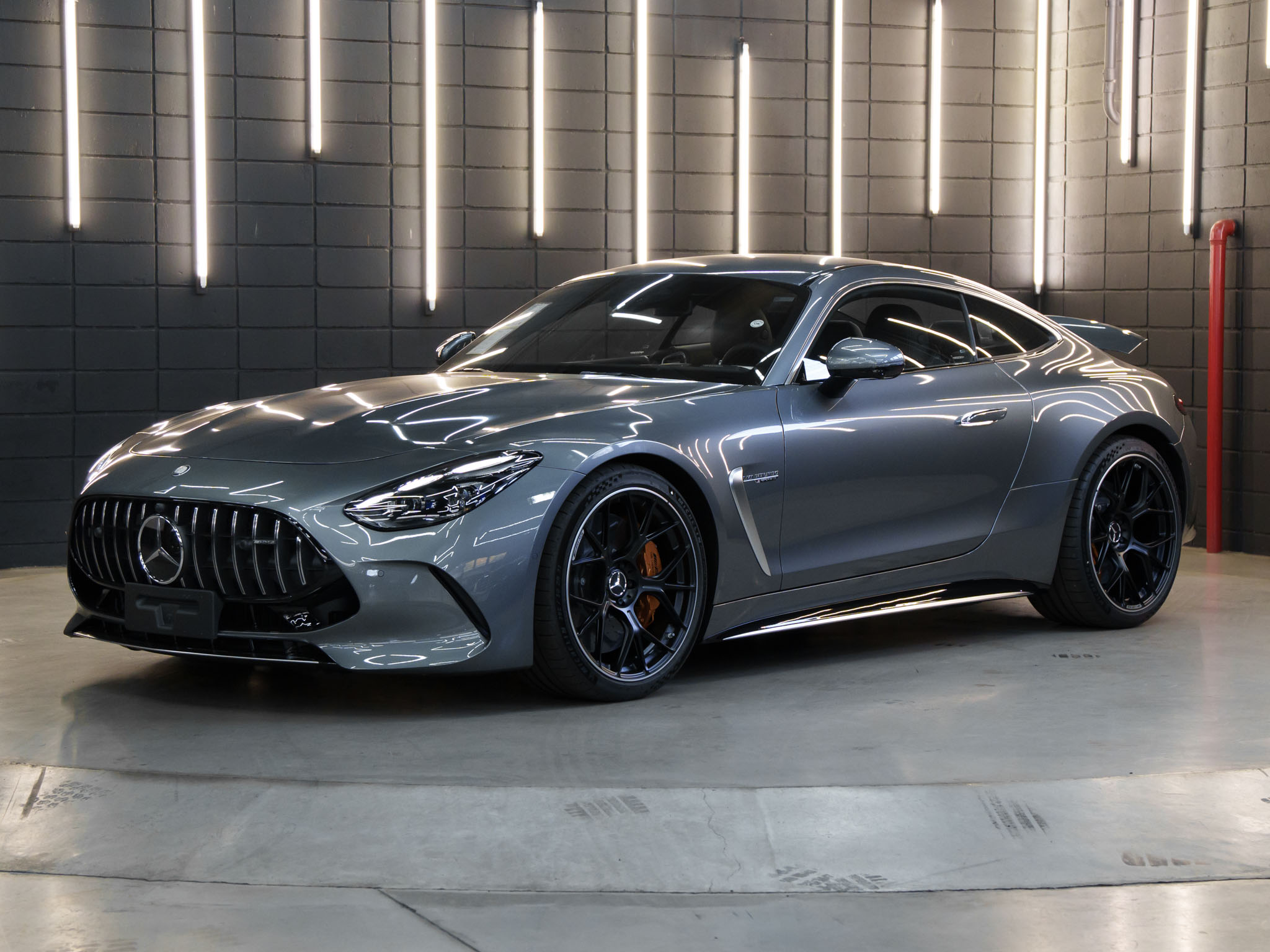 Frente da Mercedes-AMG GT63 S E-Performance Coupé 2025 na cor Cinza Metálico