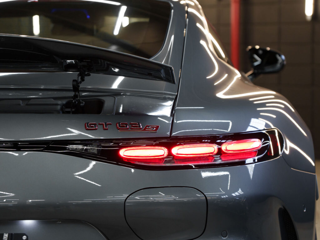 Detalhe do emblema E-Performance e lanternas traseiras