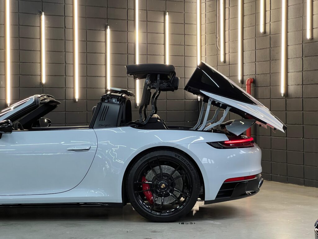 Porsche 911 Targa 4 GTS 2024 - Capota abrindo