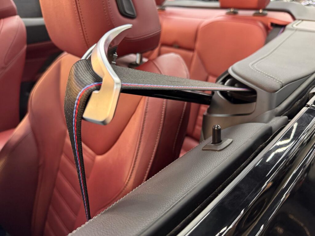 BMW 430i Cabriolet 2022 - Detalhe do cinto automatizado