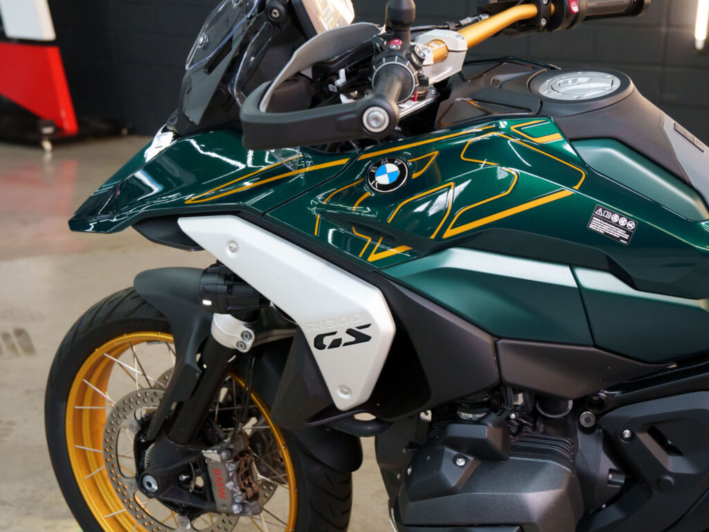 Detalhes técnicos BMW R1300 GS 2024 destacando componentes premium e acabamento alemão