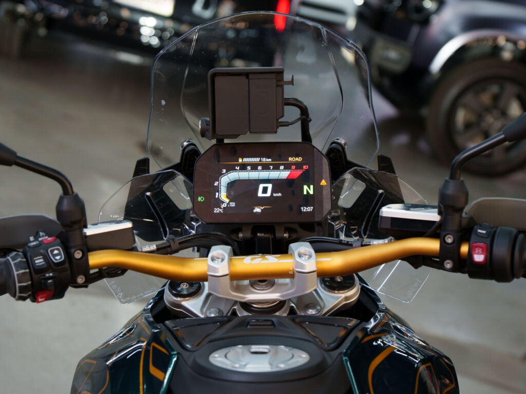 Painel digital BMW R1300 GS 2024 com nova interface TFT e conectividade avançada