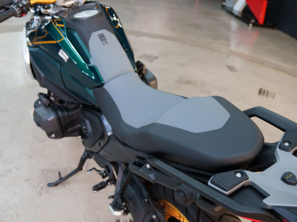 BMW R1300 GS 2024 vista superior mostrando novo tanque ergonômico e design renovado