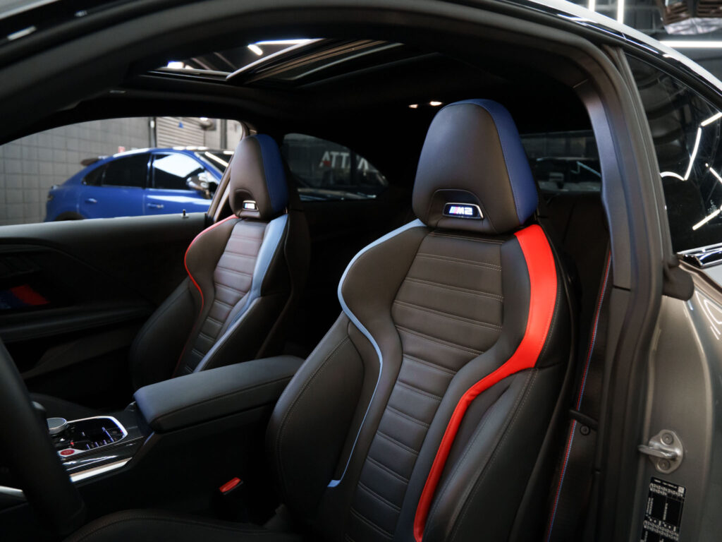 Interior BMW M2 2025 bancos esportivos